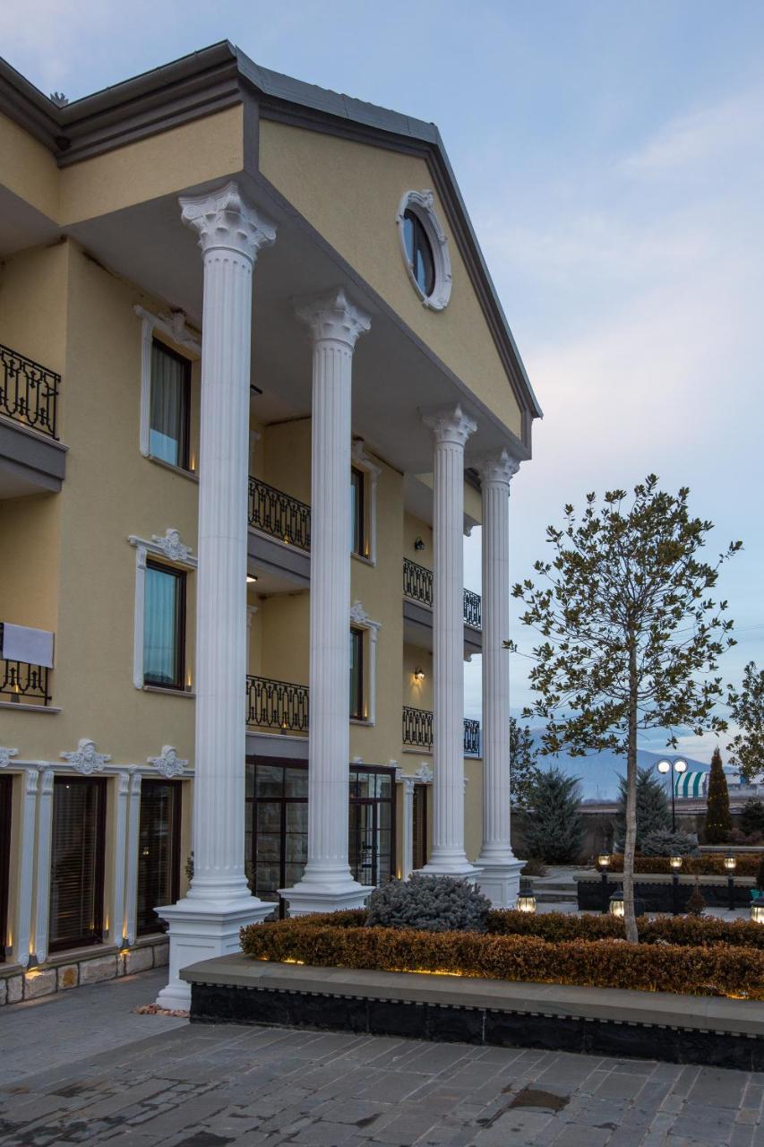 "L'Art De Vivre" Resort Korça Exteriör bild
